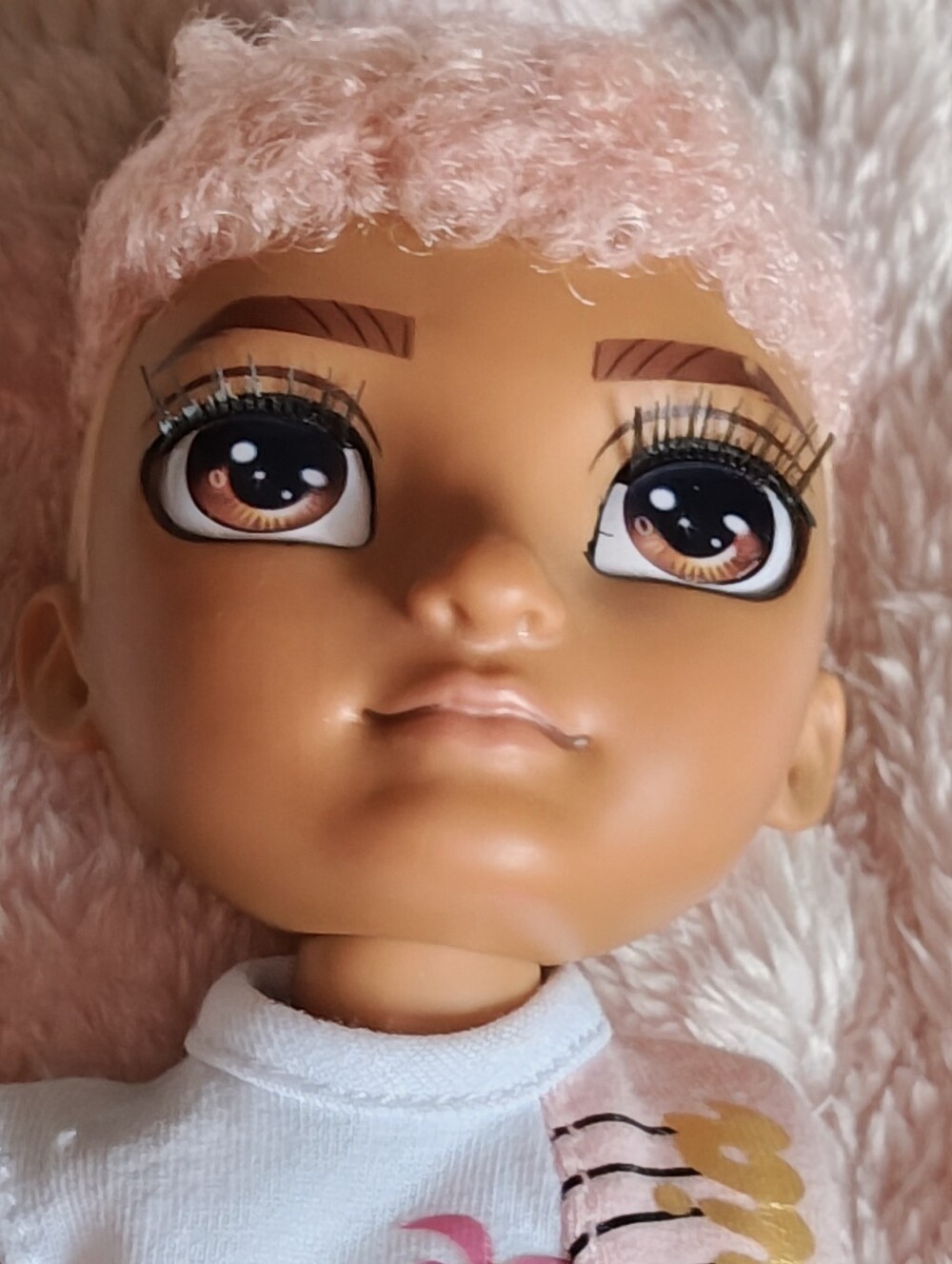 Rainbow High Pacific Coast Finn Rosado Doll, Missing Right Hand